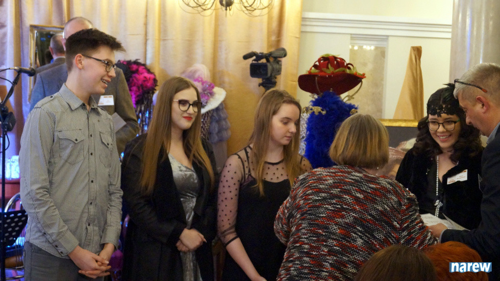 s4 dd5cb0f1154d38a0ee9da2b43bd9e64a